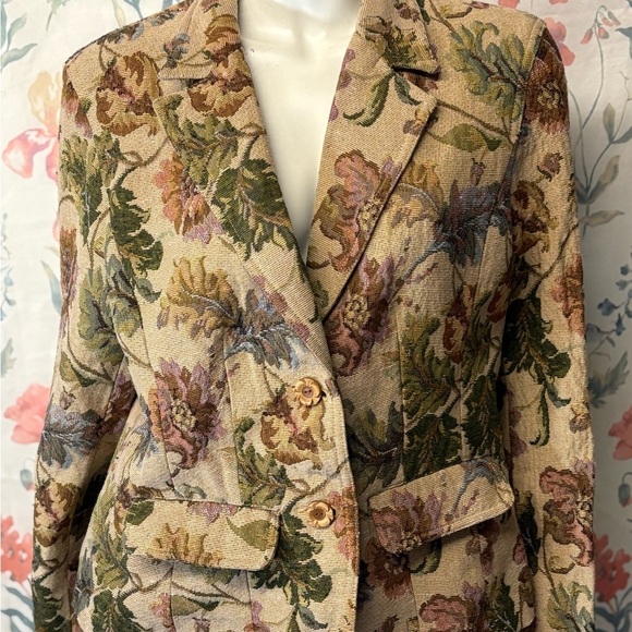 Crazy Horse Jackets & Blazers - Vintage Liz Claiborne Cream and Green Floral Blazer